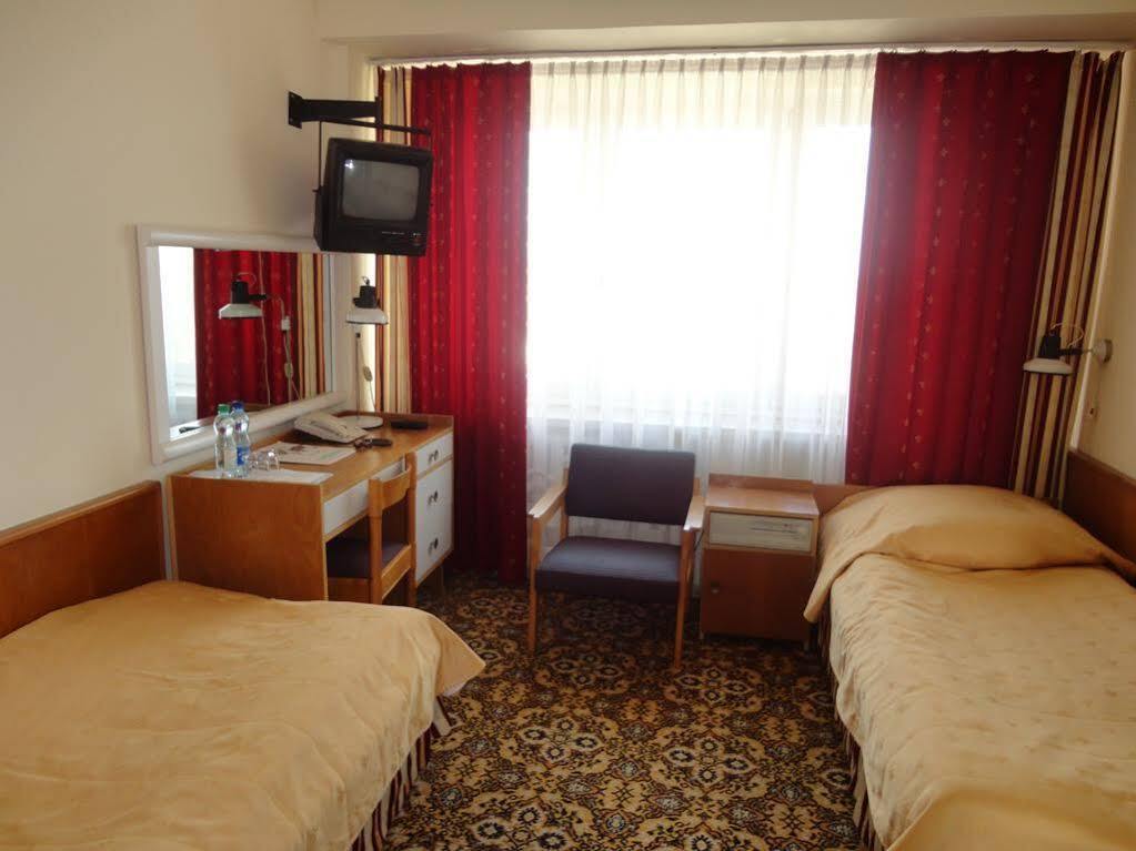 Hotel Accademia Ostrowiec Świętokrzyski Exterior foto